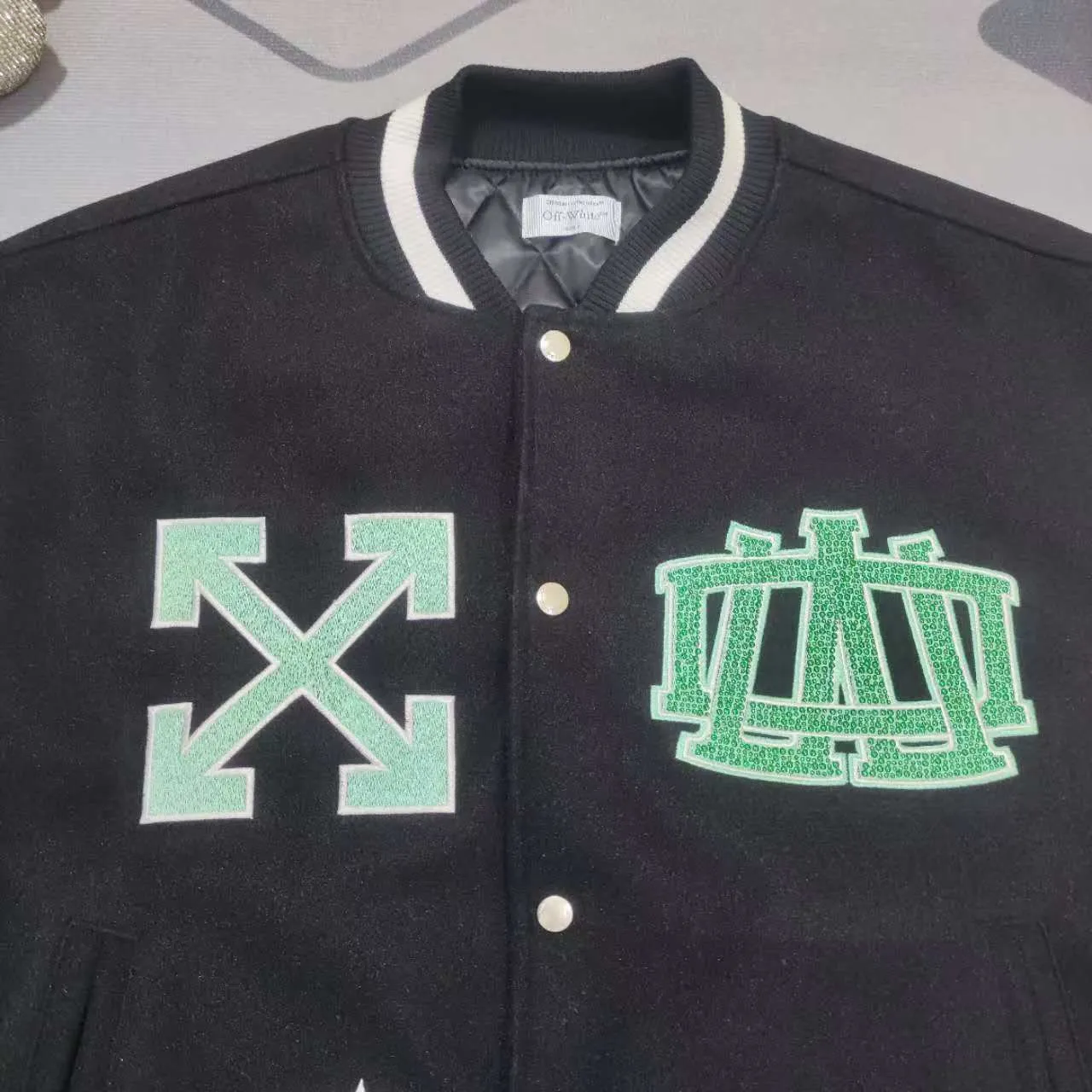 Top version 2024 new autumn and winter OW heavy embroidery New York Liberty pattern baseball uniform jacket for men and women. Original packaging and original label 🔍 A full set of accessories are customized. Packaging elevators are all purchased from the original factory. All hardware parts are molded and customized. Fabric color components are restored one to one. The fabric composition is %65 wool, %15 natural silk, %10 spandex, and 10 velvet. It is mixed and woven, with a total weight of more than 900 grams! And the most important thing is its color fastness, it will never fade! -The embroidery uses an imported towel embroidery machine. Each pattern is first embroidered on the fabric, and then engraved with an infrared laser, and then fixed with a sewing machine. The whole garment is labeled in many places, one is flat embroidered, and the large pattern on the back is directly embroidered on it. This dress has 4 different embroidery techniques⚠ -The sleeves are all made of two-layer pebbled fabric, which is processed, shaped, colored, washed, and the texture retains the original grain structure! Thick, plump and round! -The processing technology is extremely complex, the pieces are neatly spliced ​​and aligned, and the entire garment has precise wiring density. Gender-neutral style. Loose version. Self-conscious quality control. Details determine success or failure. Size: S M L XL P: 680